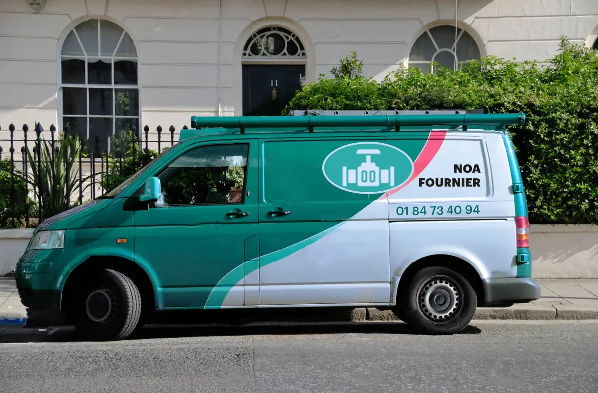 Camionnette d'intervention du plombier Noa Fournier à Saint-Mandé